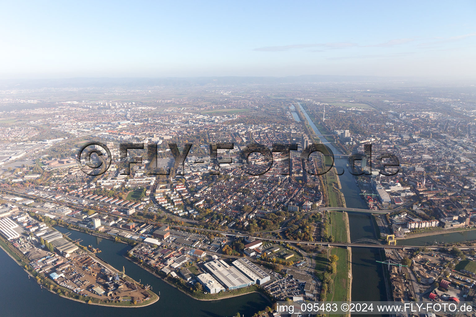 Vue aérienne de Quartier Neckarstadt-Ost in Mannheim dans le département Bade-Wurtemberg, Allemagne