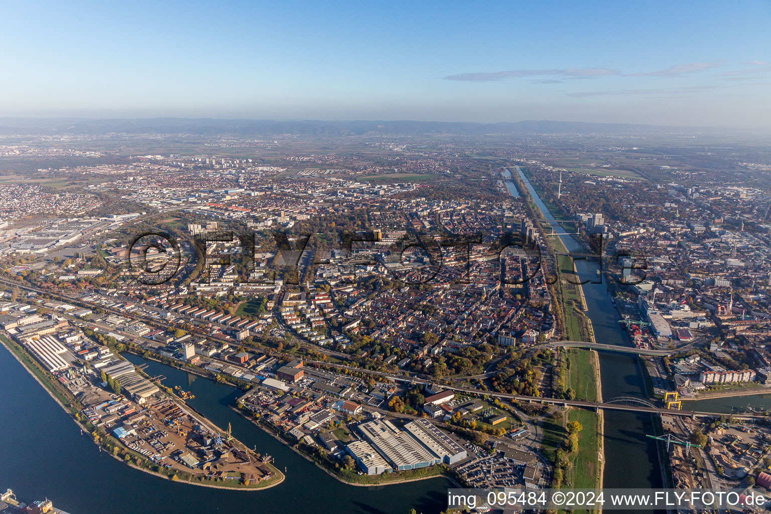 Vue aérienne de Quartier Neckarstadt-Ouest entre le Vieux Rhin et le Neckar à le quartier Neckarstadt-Ost in Mannheim dans le département Bade-Wurtemberg, Allemagne