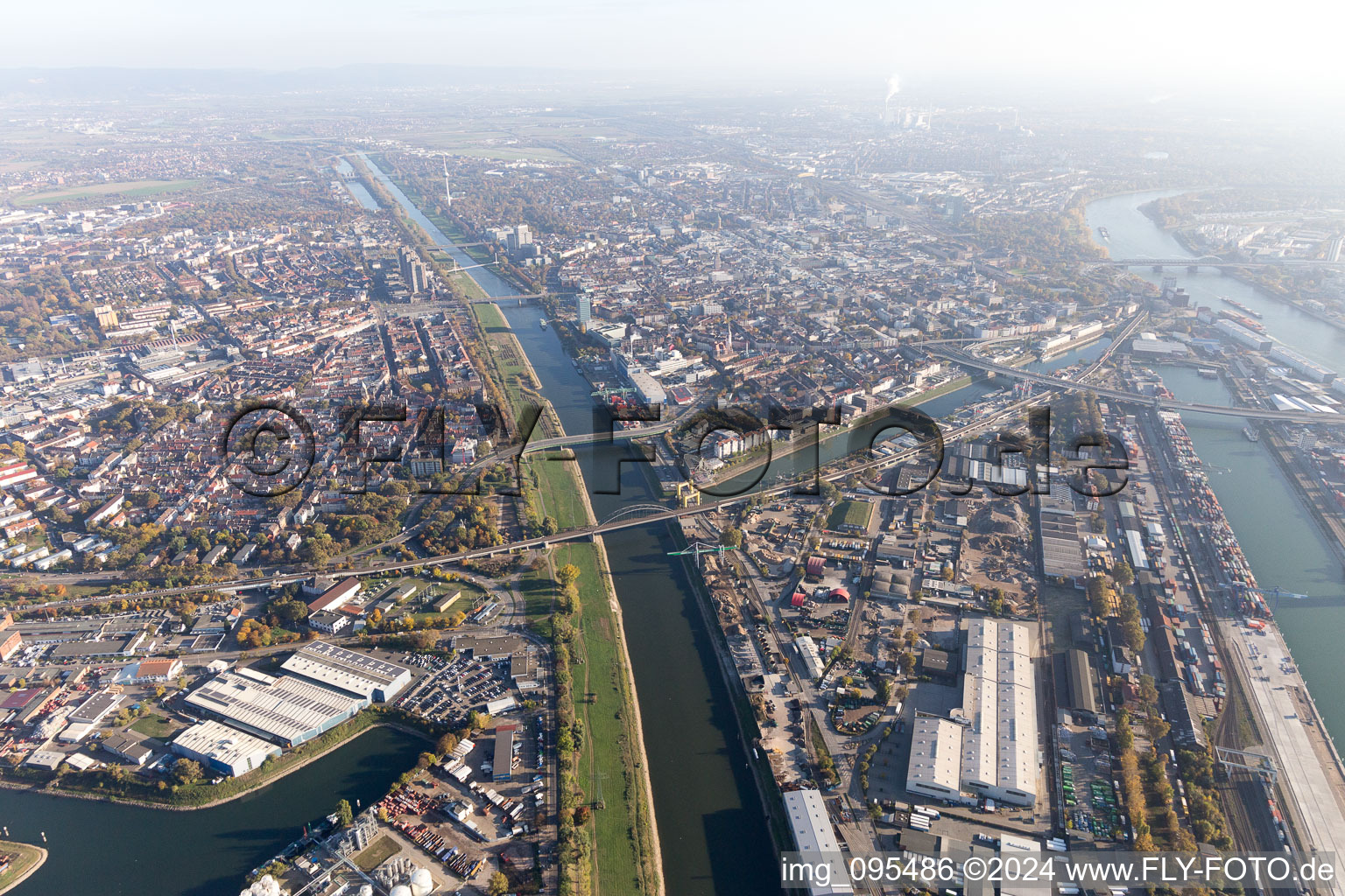 Vue aérienne de Pont Jungbusch à le quartier Neckarstadt-West in Mannheim dans le département Bade-Wurtemberg, Allemagne