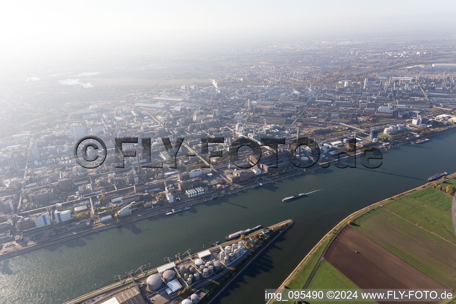 Quartier BASF in Ludwigshafen am Rhein dans le département Rhénanie-Palatinat, Allemagne du point de vue du drone