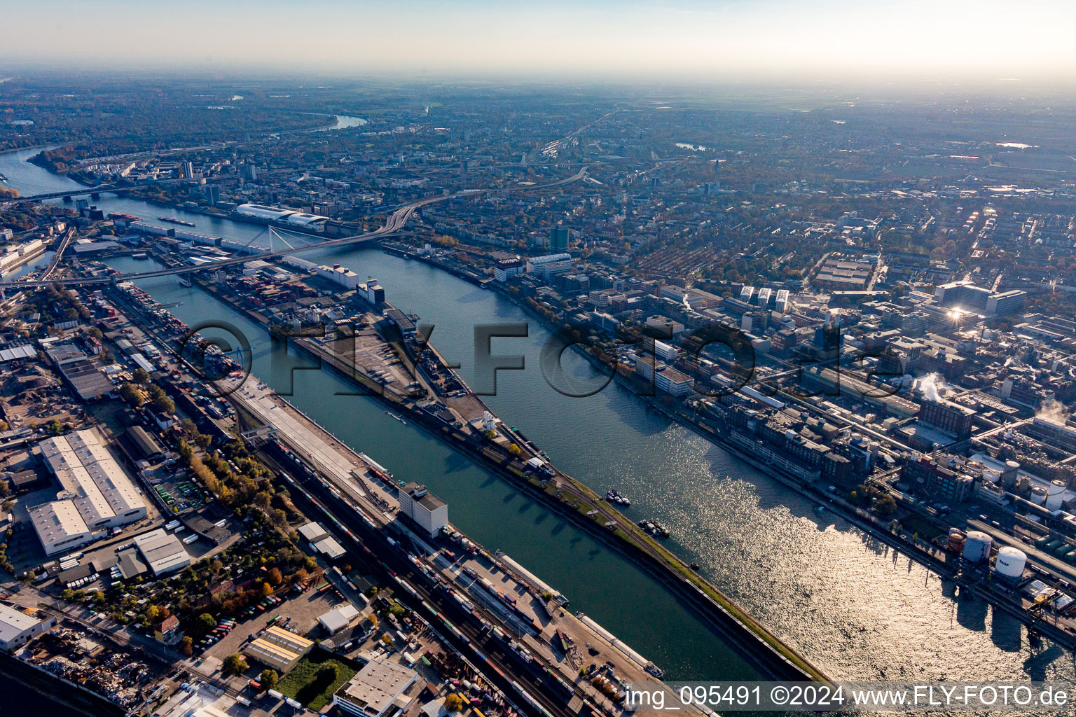 Vue aérienne de Port de Mannheim à le quartier Innenstadt in Mannheim dans le département Bade-Wurtemberg, Allemagne