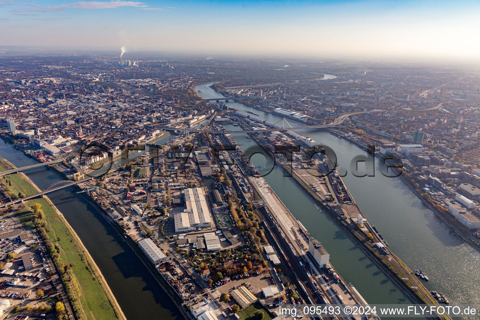 Vue oblique de Port de Mannheim à le quartier Innenstadt in Mannheim dans le département Bade-Wurtemberg, Allemagne