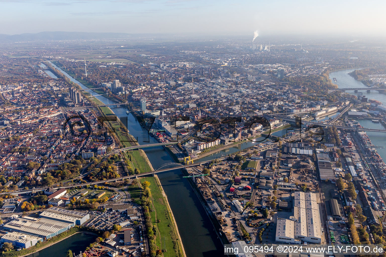 Vue aérienne de Installations portuaires du Mühlauhafen sur les rives du Neckar et du Rhin, en face du quartier de Jungbusch à le quartier Innenstadt in Mannheim dans le département Bade-Wurtemberg, Allemagne