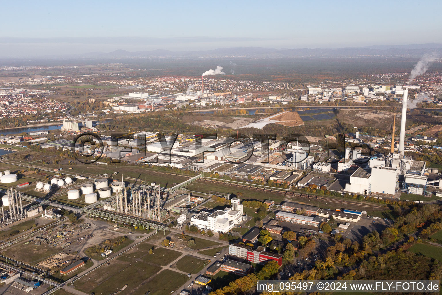 Vue aérienne de Route portuaire pétrolière de Friesenheimer Insel à le quartier Neckarstadt-West in Mannheim dans le département Bade-Wurtemberg, Allemagne