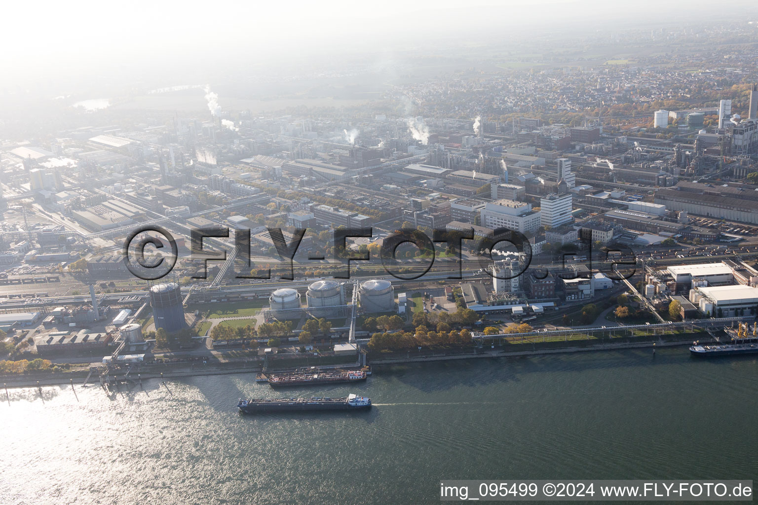 Quartier BASF in Ludwigshafen am Rhein dans le département Rhénanie-Palatinat, Allemagne vu d'un drone