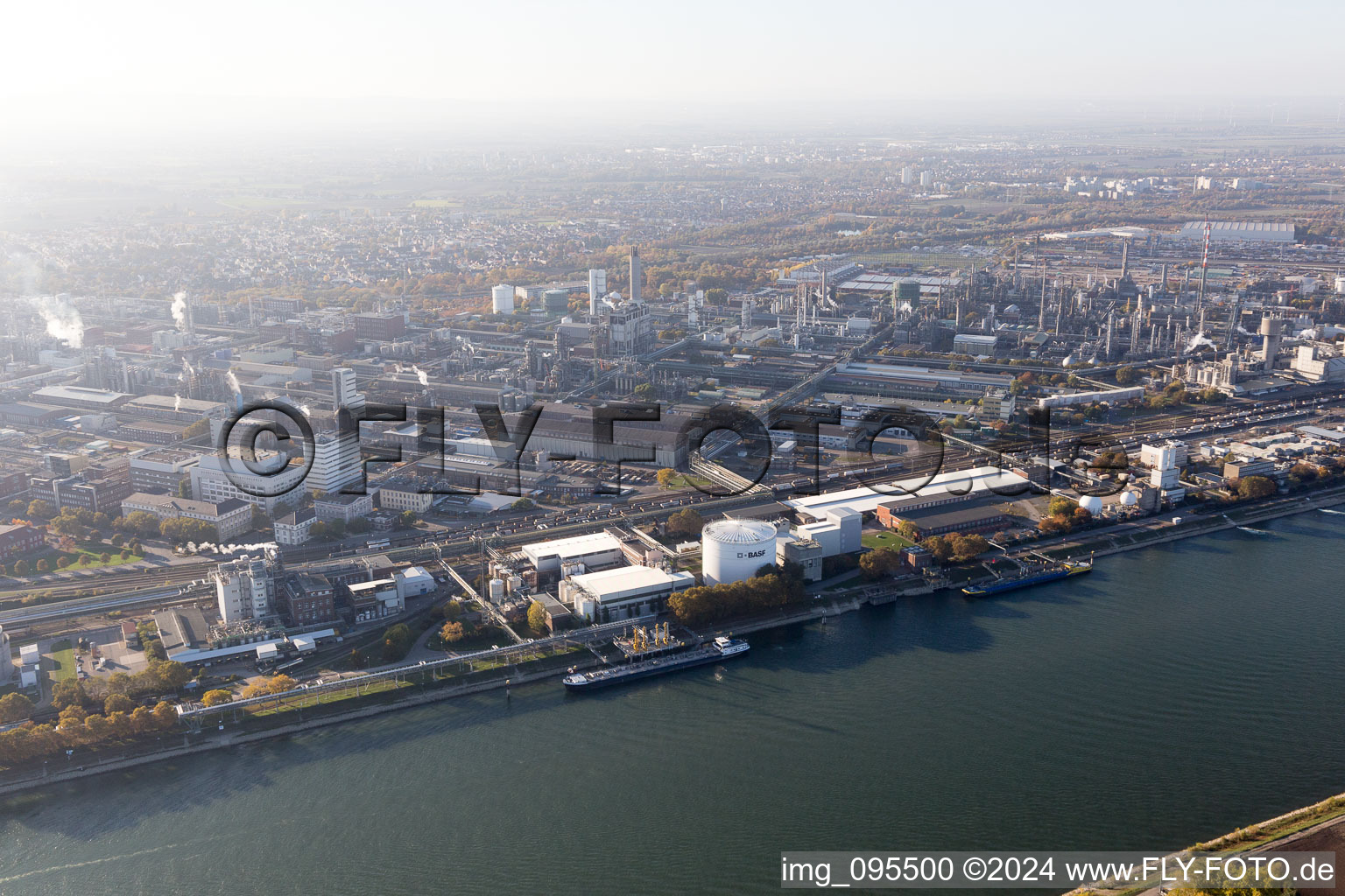 Vue aérienne de Quartier BASF in Ludwigshafen am Rhein dans le département Rhénanie-Palatinat, Allemagne