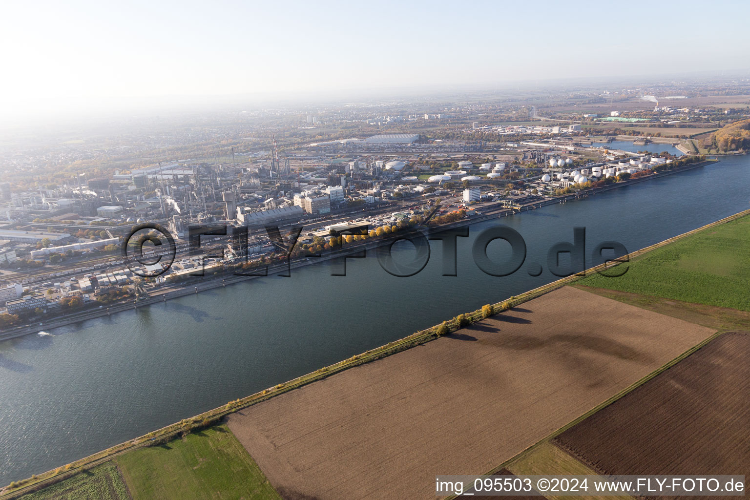 Quartier BASF in Ludwigshafen am Rhein dans le département Rhénanie-Palatinat, Allemagne d'en haut