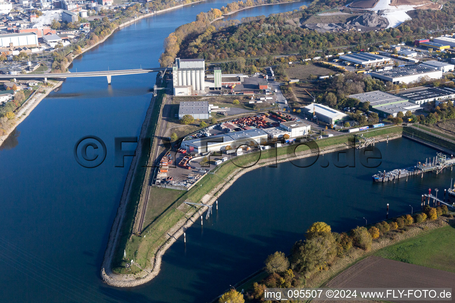 Photographie aérienne de Île au bord du Rhin et du Vieux Rhin de Friesenheim dans le quartier de Friesenheimer Insel à le quartier Neckarstadt-West in Mannheim dans le département Bade-Wurtemberg, Allemagne