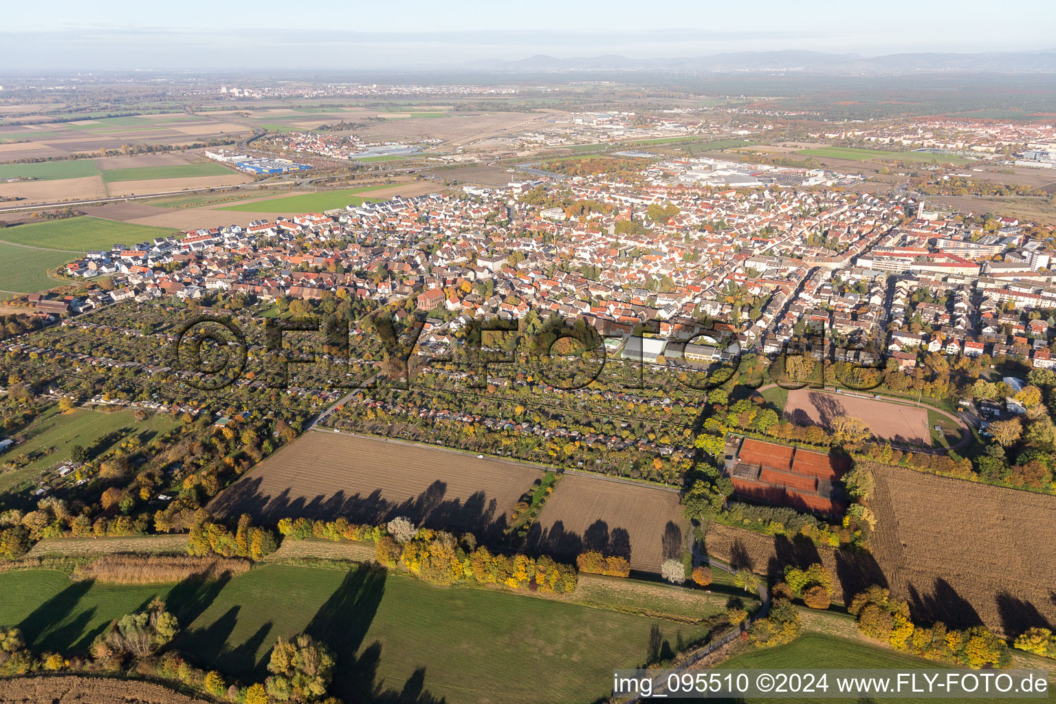 Vue aérienne de Zone de peuplement à le quartier Sandhofen in Mannheim dans le département Bade-Wurtemberg, Allemagne