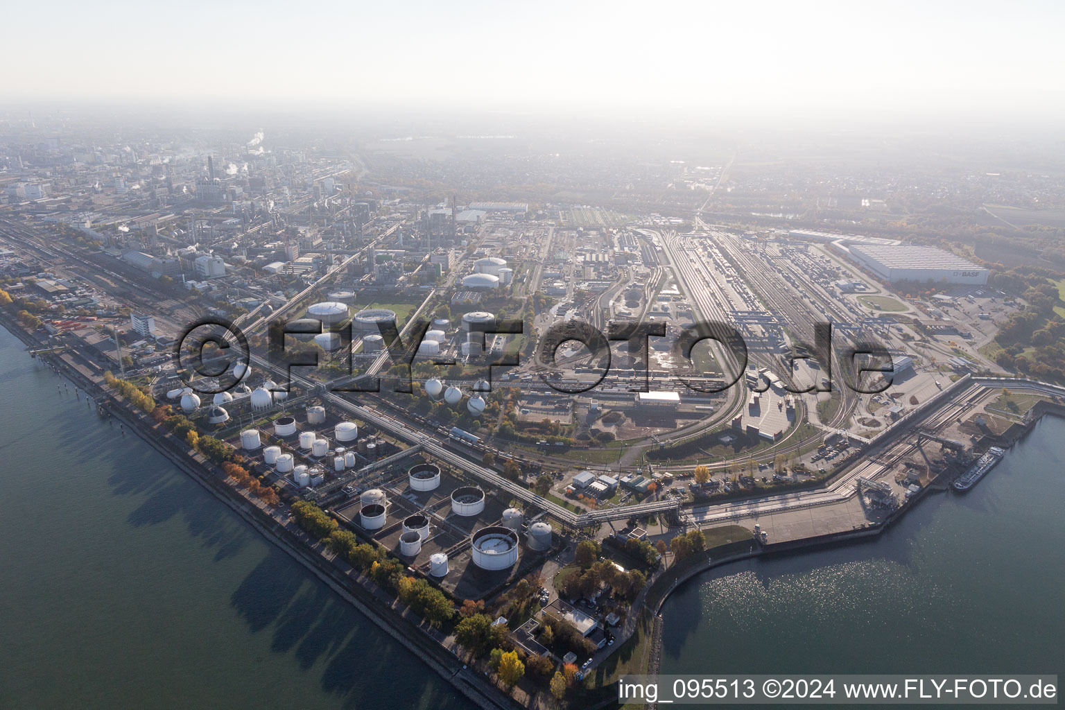 Quartier BASF in Ludwigshafen am Rhein dans le département Rhénanie-Palatinat, Allemagne depuis l'avion