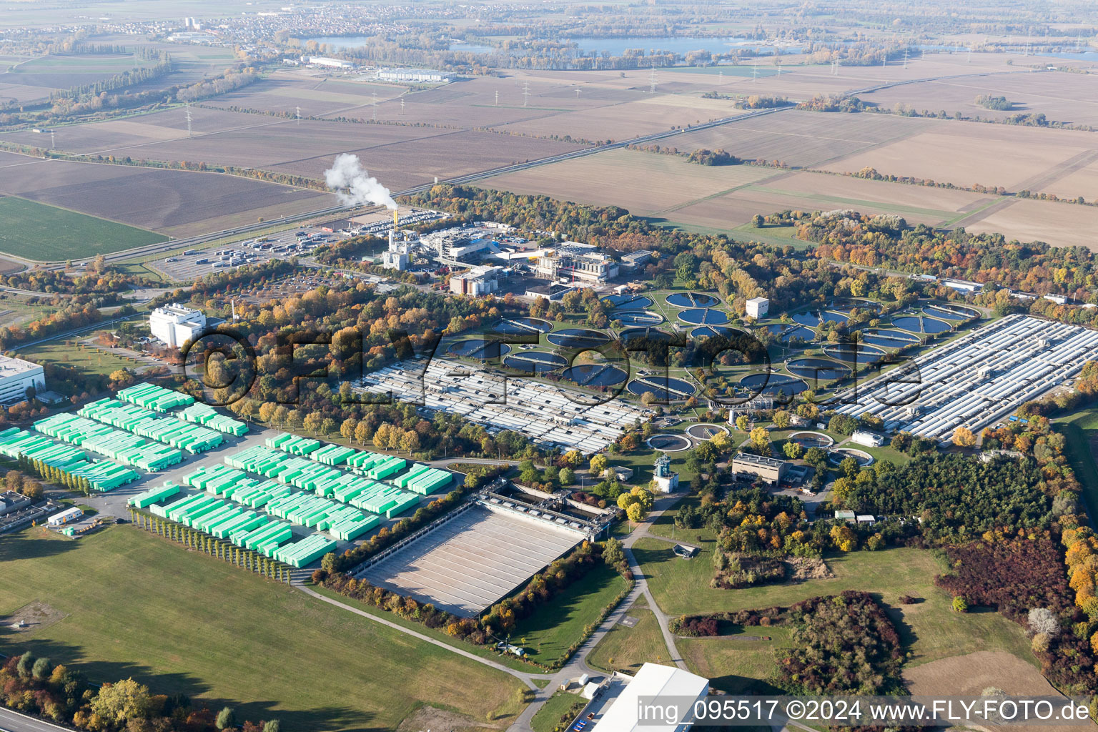 Station d'épuration BASF à le quartier Mörsch in Frankenthal dans le département Rhénanie-Palatinat, Allemagne du point de vue du drone