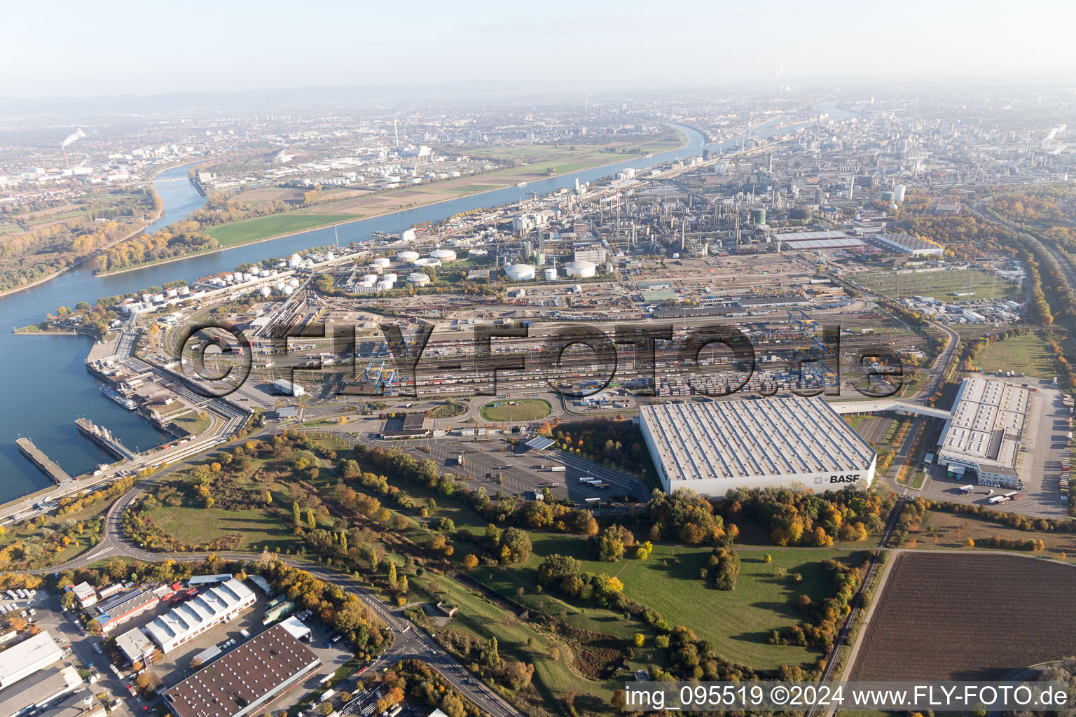 Photographie aérienne de Nord à le quartier BASF in Ludwigshafen am Rhein dans le département Rhénanie-Palatinat, Allemagne