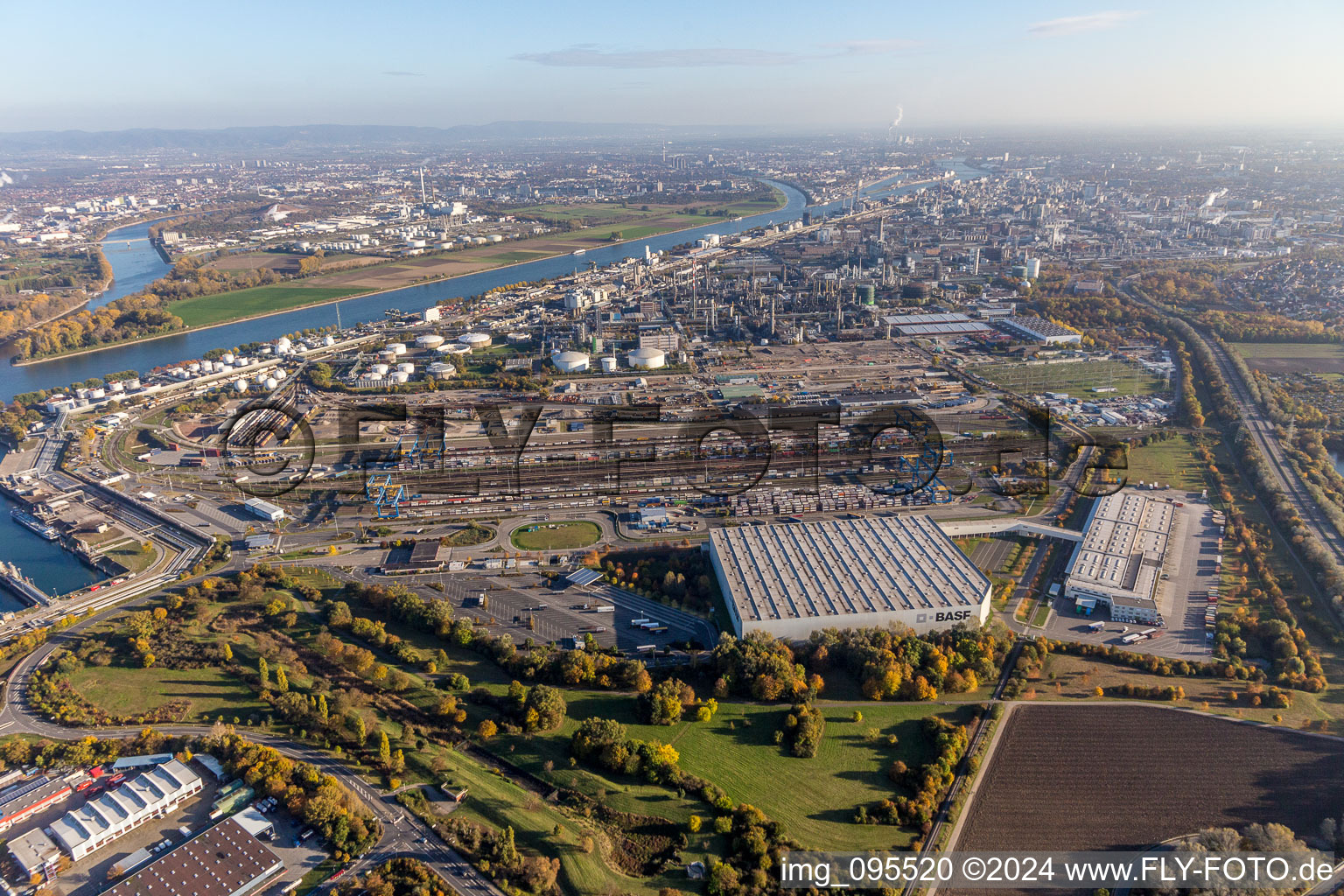 Vue aérienne de Locaux de l'usine du producteur de produits chimiques BASF (Porte 15 au nord de la gare de fret) à le quartier BASF in Ludwigshafen am Rhein dans le département Rhénanie-Palatinat, Allemagne