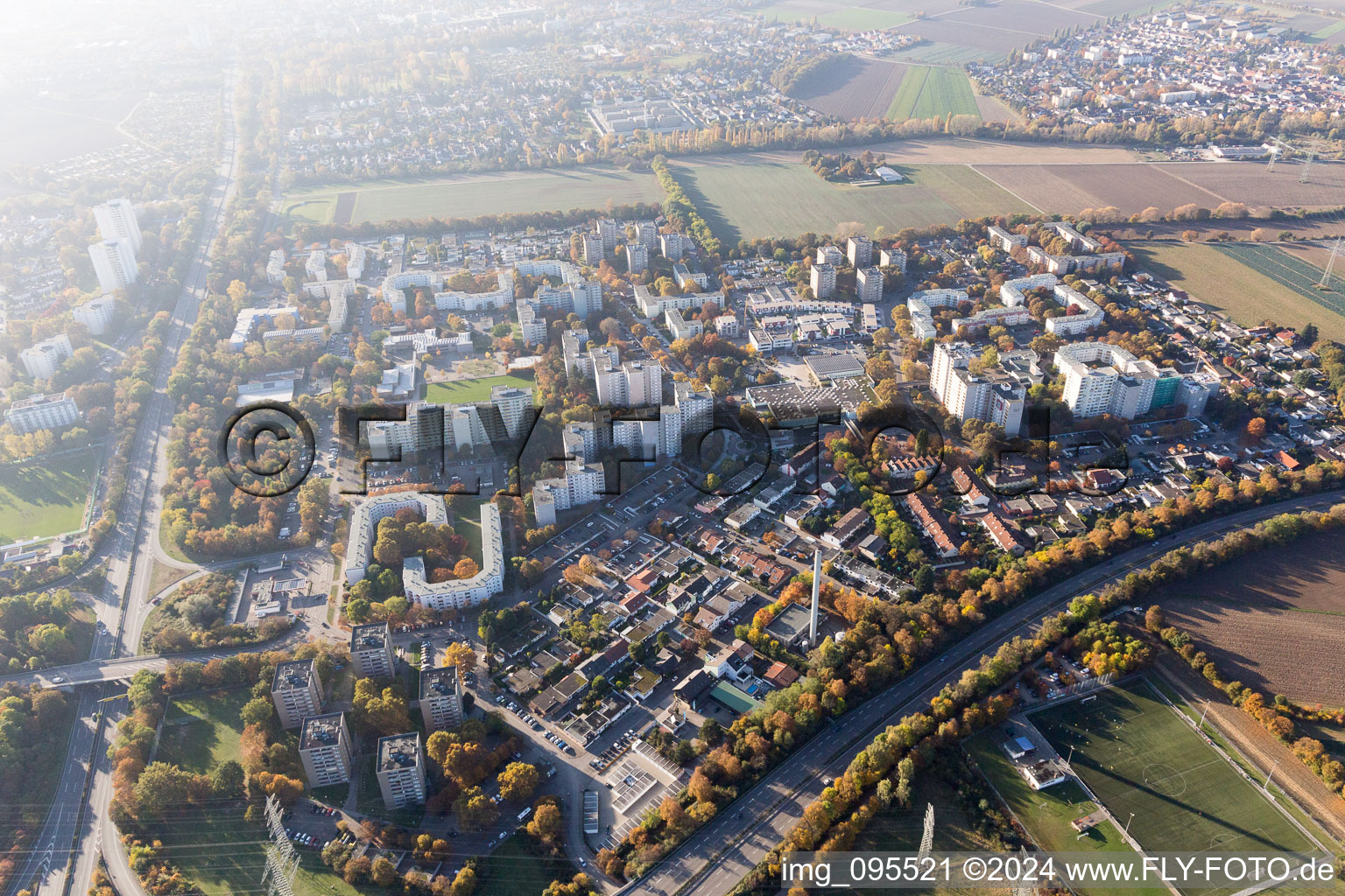 Vue aérienne de Ensemble taille haute sur le Ring de Londres à le quartier Pfingstweide in Ludwigshafen am Rhein dans le département Rhénanie-Palatinat, Allemagne