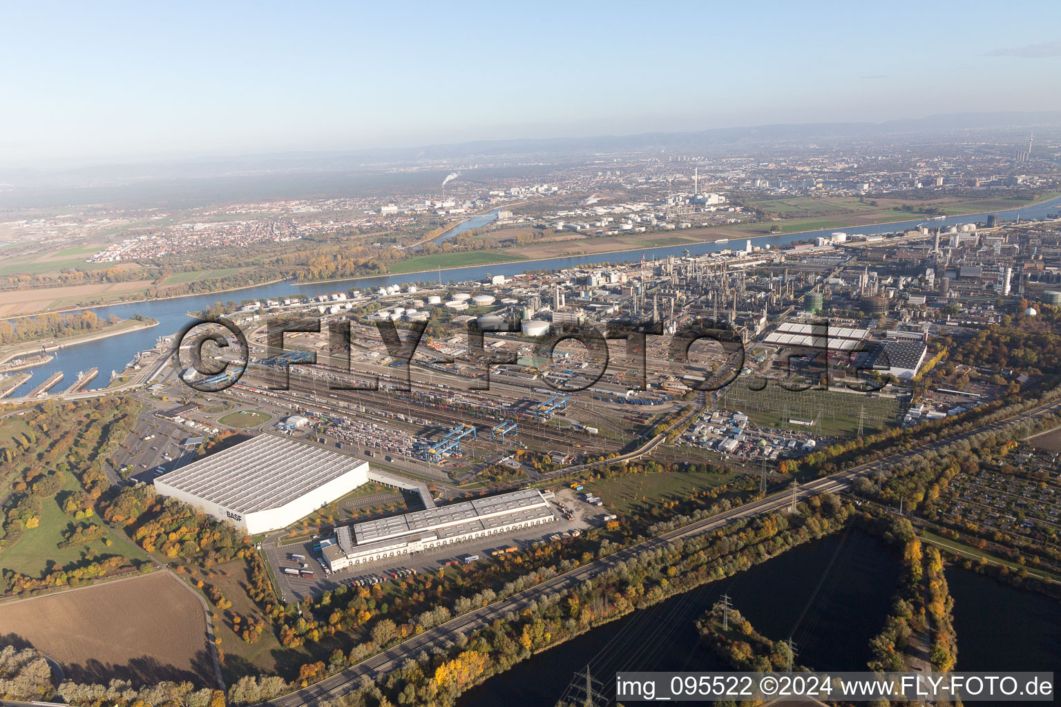 Vue oblique de Nord à le quartier BASF in Ludwigshafen am Rhein dans le département Rhénanie-Palatinat, Allemagne