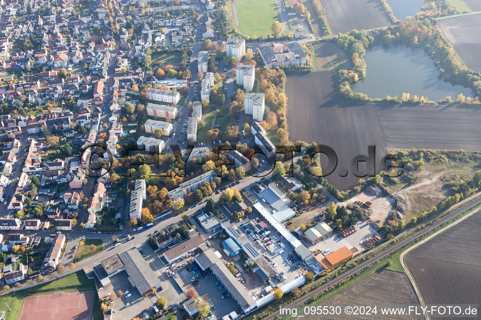 Quartier Oppau in Ludwigshafen am Rhein dans le département Rhénanie-Palatinat, Allemagne du point de vue du drone