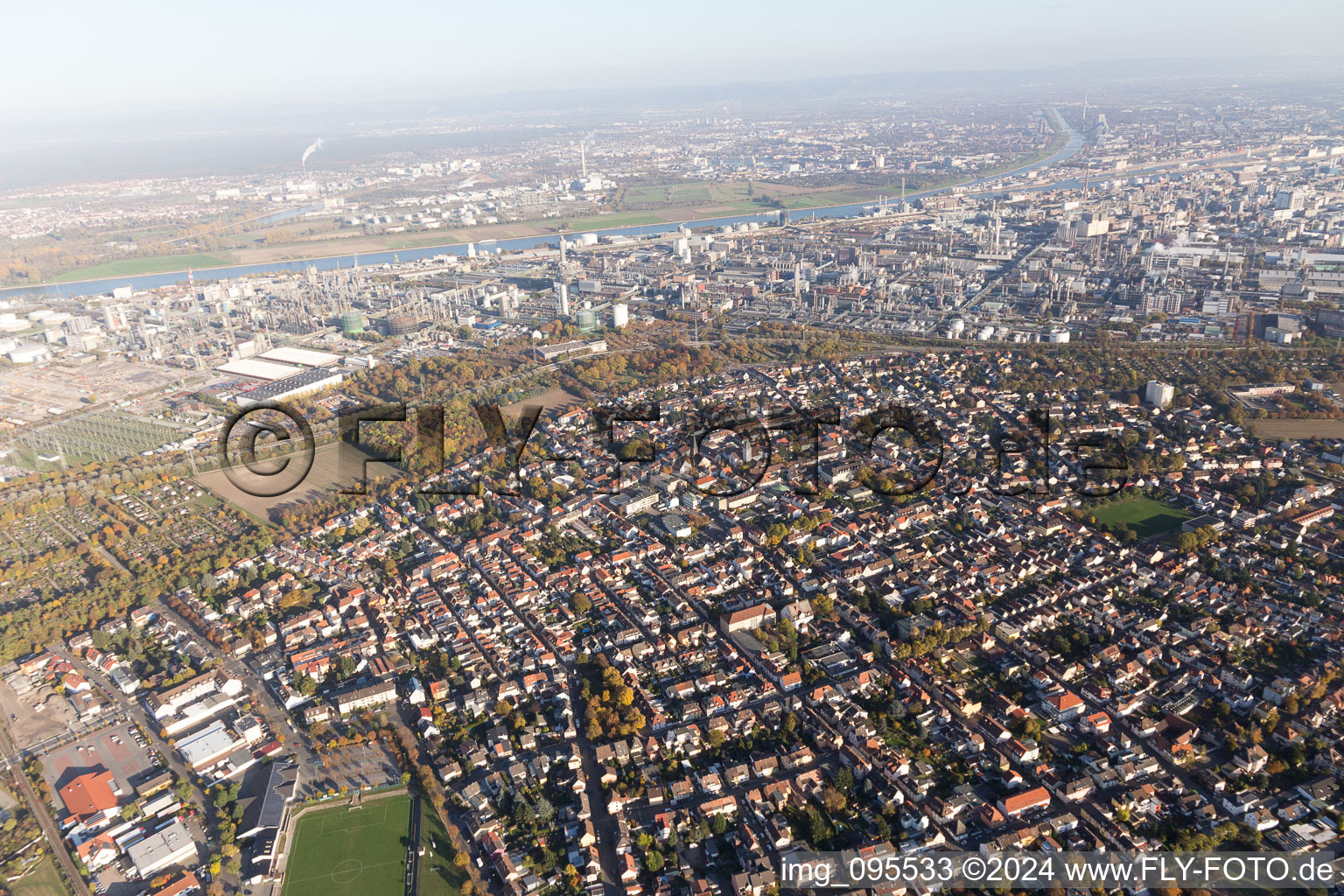 Vue aérienne de Quartier Oppau in Ludwigshafen am Rhein dans le département Rhénanie-Palatinat, Allemagne