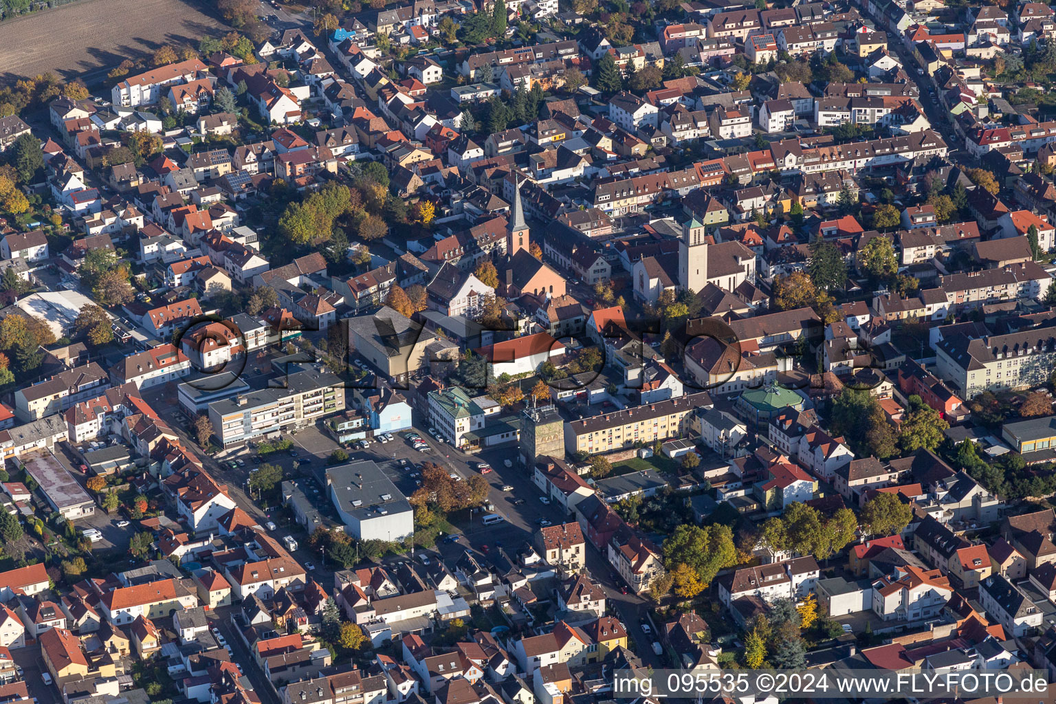 Vue aérienne de 2 bâtiments religieux au centre du village à le quartier Oppau in Ludwigshafen am Rhein dans le département Rhénanie-Palatinat, Allemagne