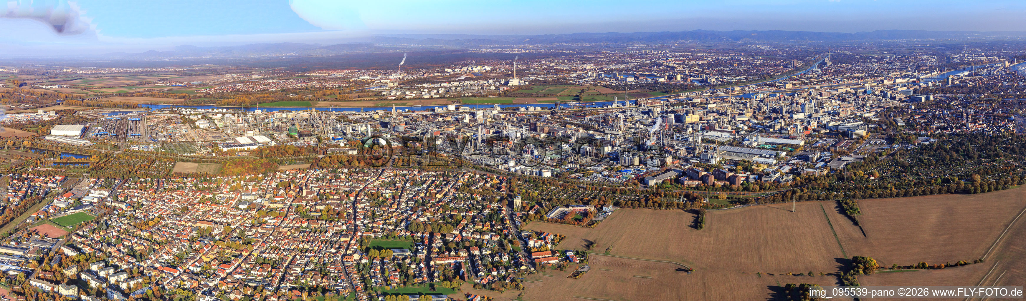 Vue aérienne de Panorama du BASF depuis l'ouest à le quartier BASF in Ludwigshafen am Rhein dans le département Rhénanie-Palatinat, Allemagne