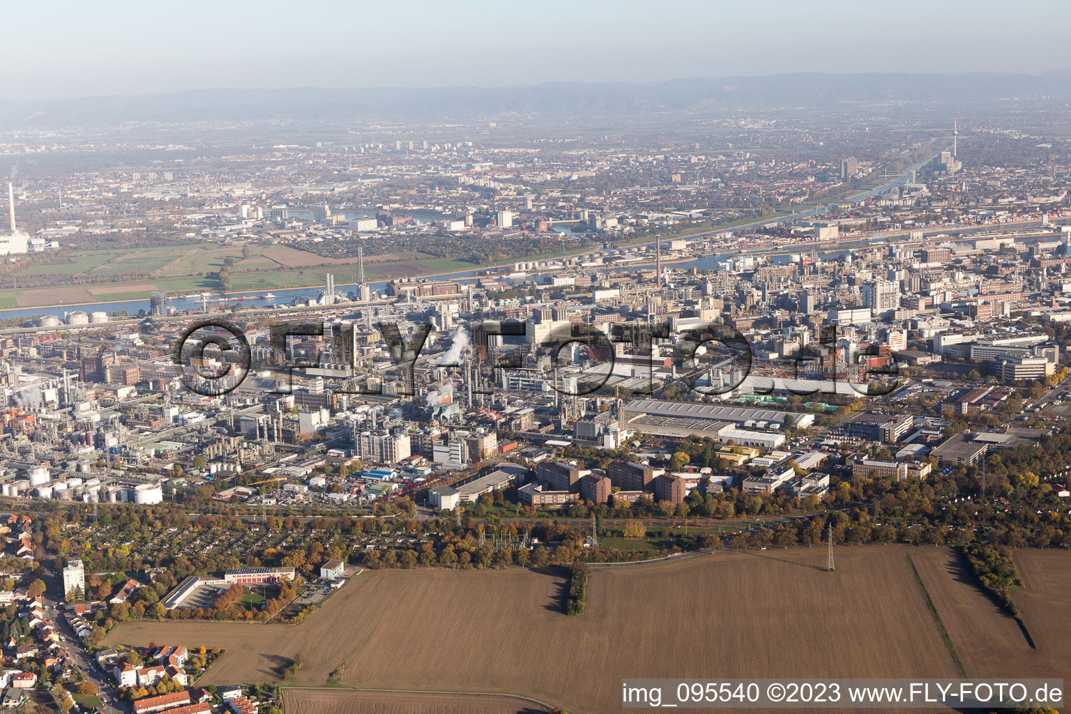 Quartier BASF in Ludwigshafen am Rhein dans le département Rhénanie-Palatinat, Allemagne du point de vue du drone