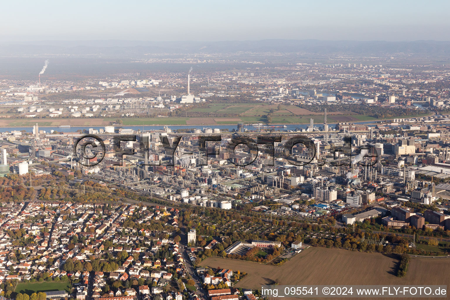 Quartier BASF in Ludwigshafen am Rhein dans le département Rhénanie-Palatinat, Allemagne d'un drone