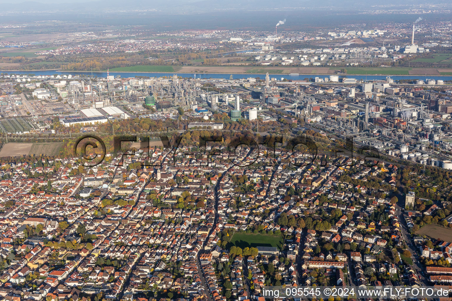 Vue aérienne de Les locaux de l'usine du producteur chimique BASF entre le Rhin et à le quartier Oppau in Ludwigshafen am Rhein dans le département Rhénanie-Palatinat, Allemagne