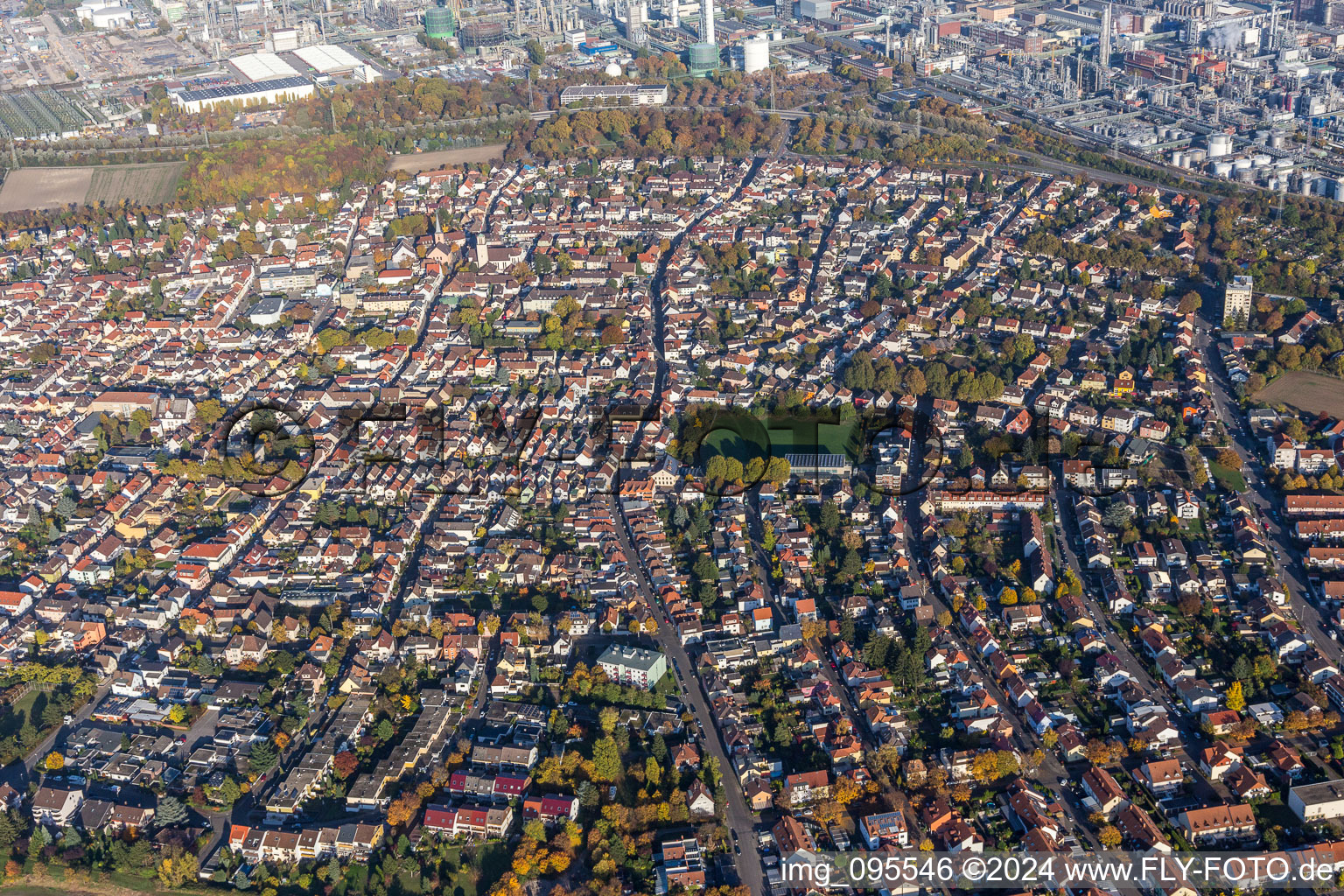 Vue aérienne de Les locaux de l'usine du producteur chimique BASF derrière le à le quartier Oppau in Ludwigshafen am Rhein dans le département Rhénanie-Palatinat, Allemagne