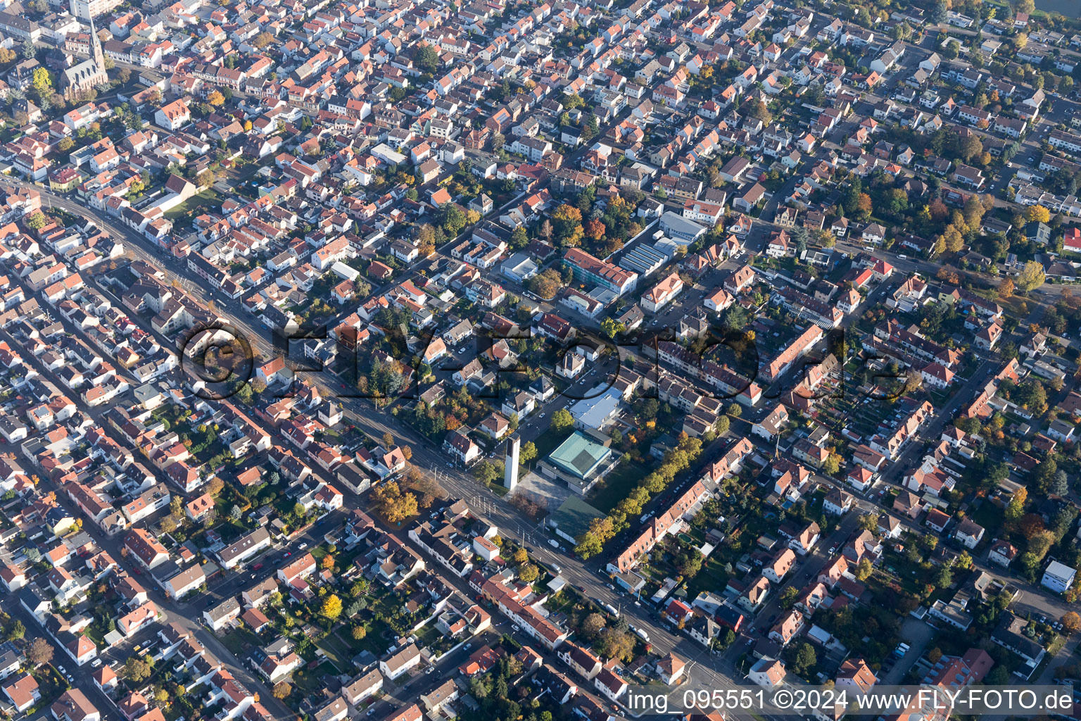 Vue aérienne de Le Christ Roi à le quartier Oggersheim in Ludwigshafen am Rhein dans le département Rhénanie-Palatinat, Allemagne