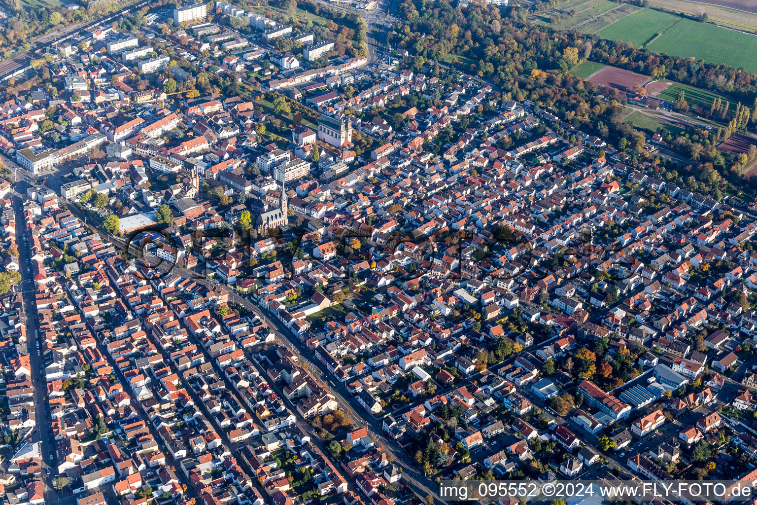 Vue aérienne de Vue des rues et des maisons des quartiers résidentiels à le quartier Oggersheim in Ludwigshafen am Rhein dans le département Rhénanie-Palatinat, Allemagne