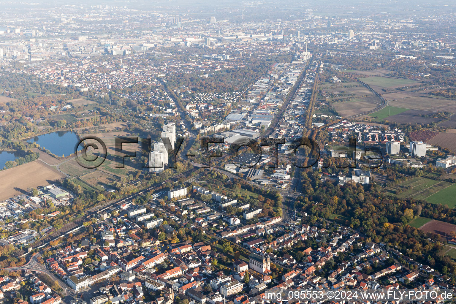 Vue aérienne de Rue de Mannheim à le quartier Oggersheim in Ludwigshafen am Rhein dans le département Rhénanie-Palatinat, Allemagne