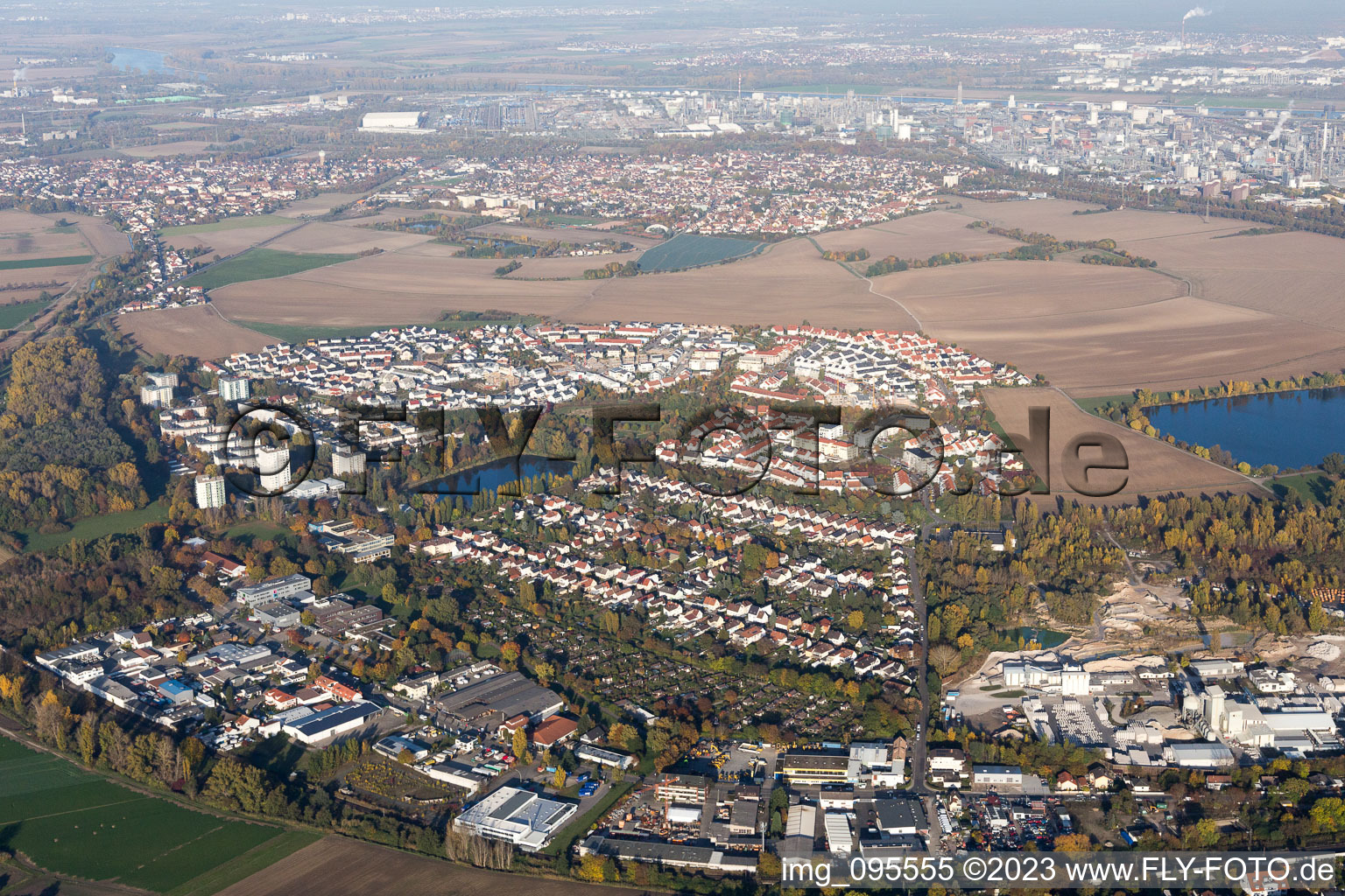 Quartier Oggersheim in Ludwigshafen am Rhein dans le département Rhénanie-Palatinat, Allemagne du point de vue du drone