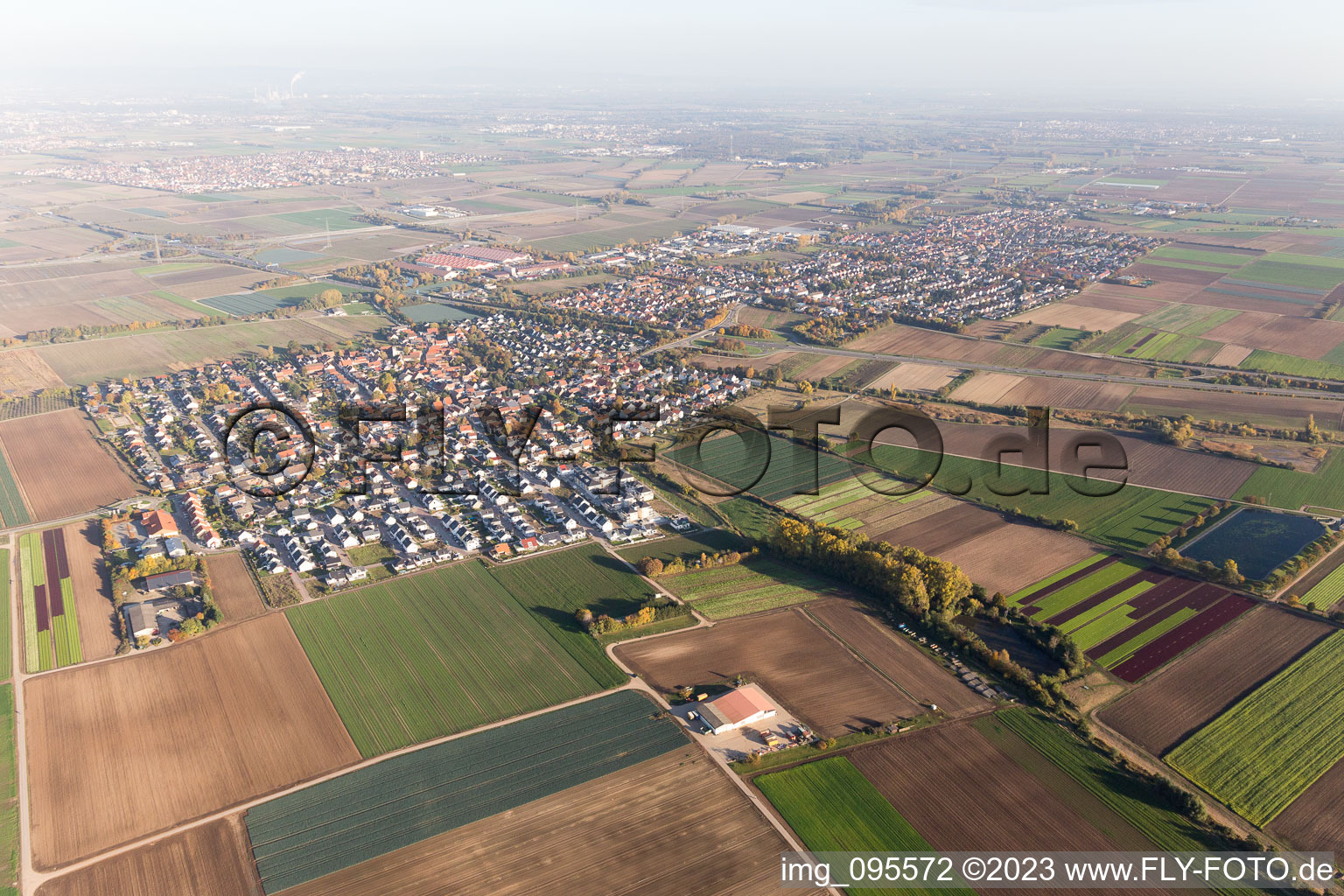 Vue aérienne de Du nord-ouest à le quartier Schauernheim in Dannstadt-Schauernheim dans le département Rhénanie-Palatinat, Allemagne