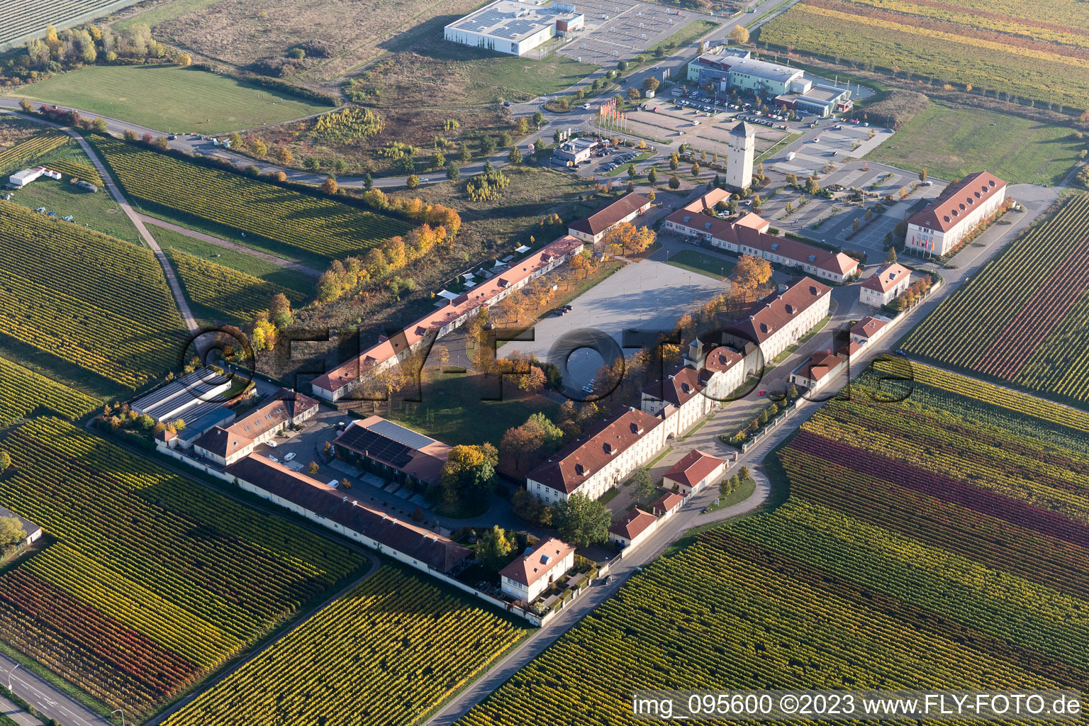 Vue aérienne de Le Quartier Hornbach à Neustadt an der Weinstraße dans le département Rhénanie-Palatinat, Allemagne