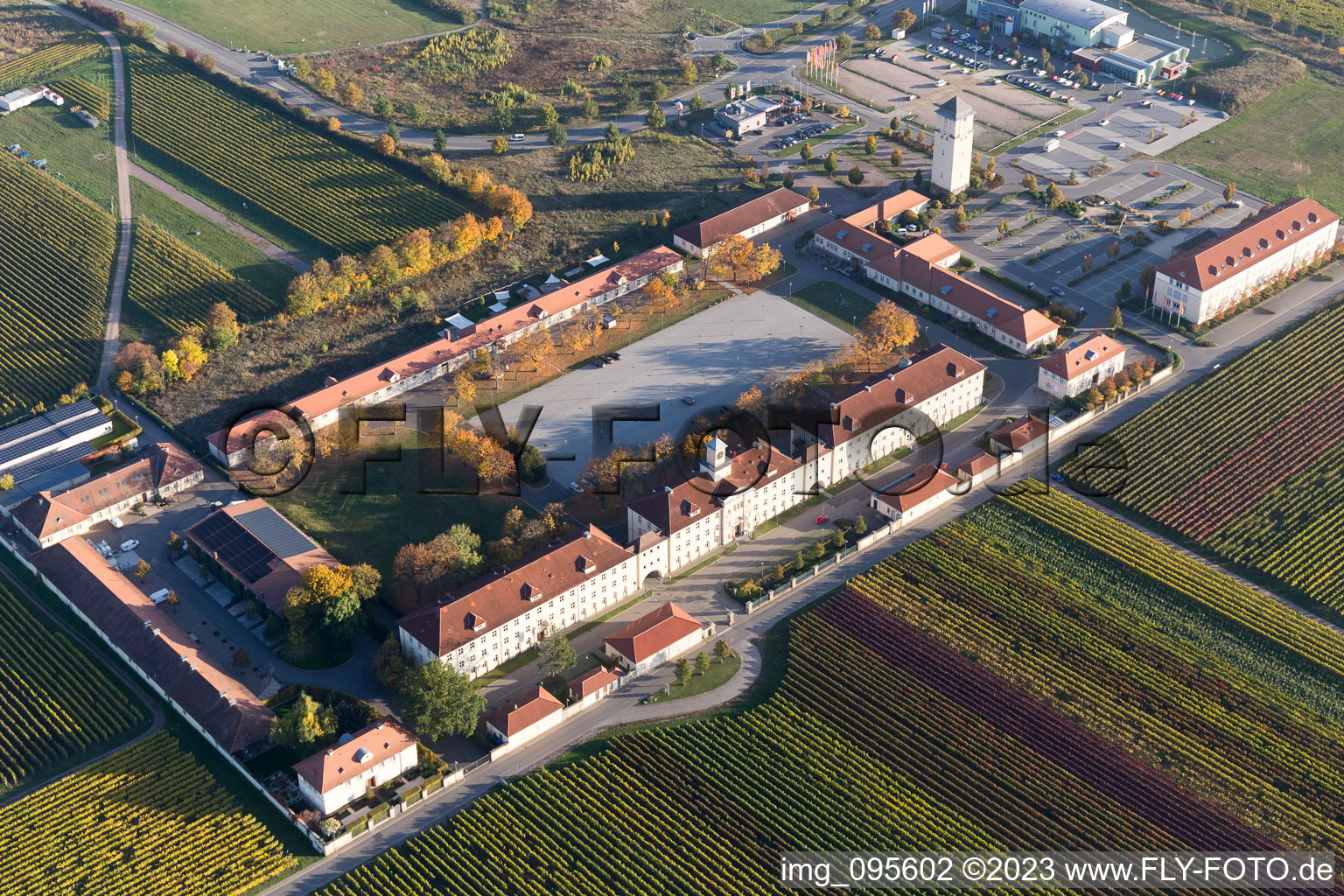 Vue aérienne de Le Quartier Hornbach à Neustadt an der Weinstraße dans le département Rhénanie-Palatinat, Allemagne