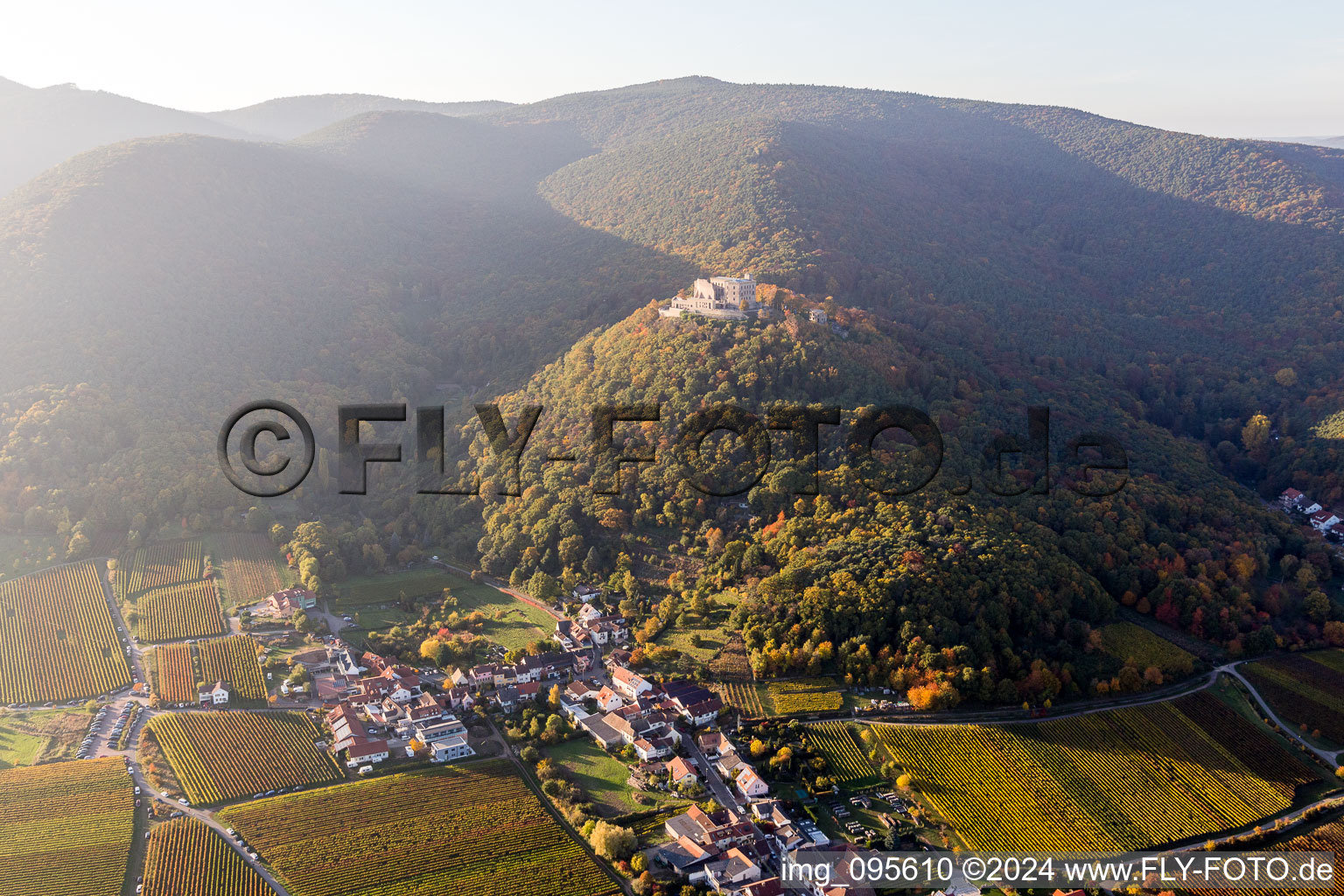 Vue aérienne de Complexe du château du Hambacher Schloss dans le quartier de Hambach. Berceau de la démocratie allemande à le quartier Diedesfeld in Neustadt an der Weinstraße dans le département Rhénanie-Palatinat, Allemagne