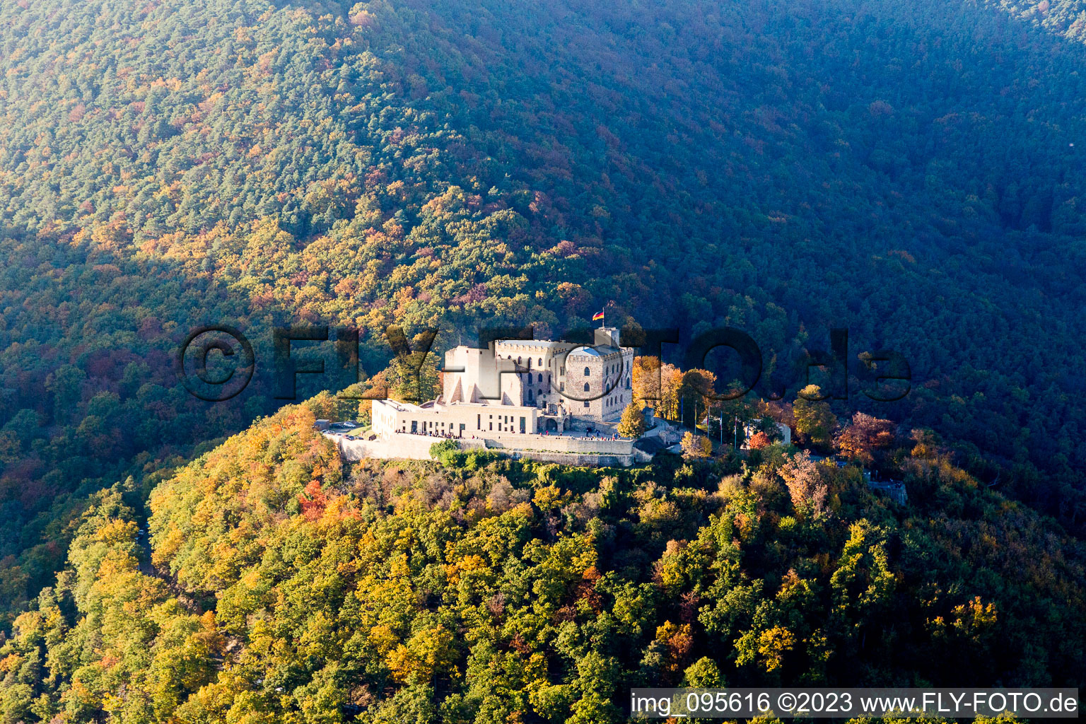 Château de Hambach à le quartier Diedesfeld in Neustadt an der Weinstraße dans le département Rhénanie-Palatinat, Allemagne du point de vue du drone