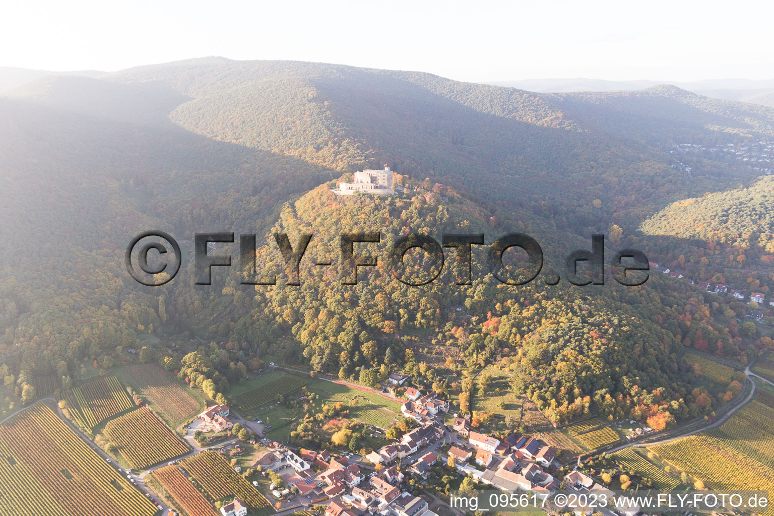 Château de Hambach à le quartier Diedesfeld in Neustadt an der Weinstraße dans le département Rhénanie-Palatinat, Allemagne d'un drone