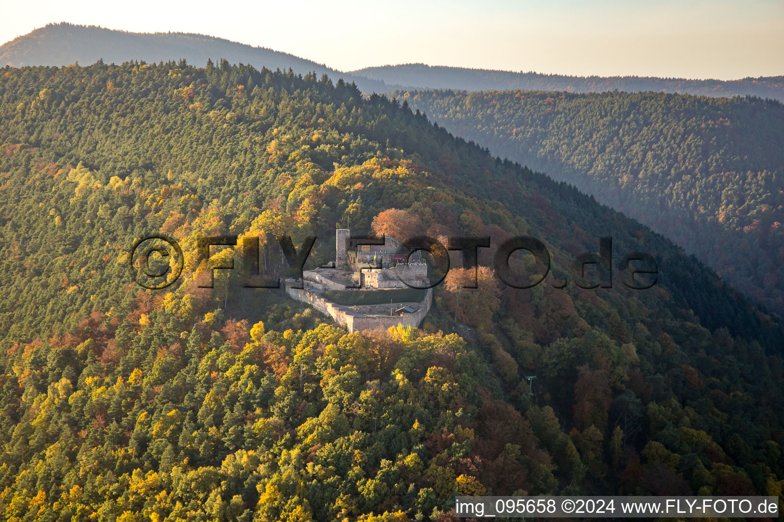 Rietbourg à Rhodt unter Rietburg dans le département Rhénanie-Palatinat, Allemagne hors des airs