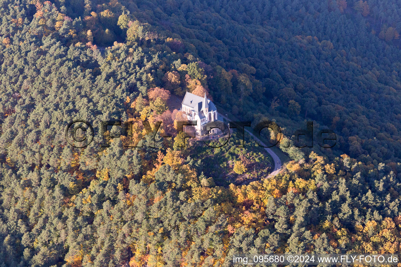 Vue aérienne de Chapelle Chapelle Sainte-Anne à Burrweiler dans le département Rhénanie-Palatinat, Allemagne