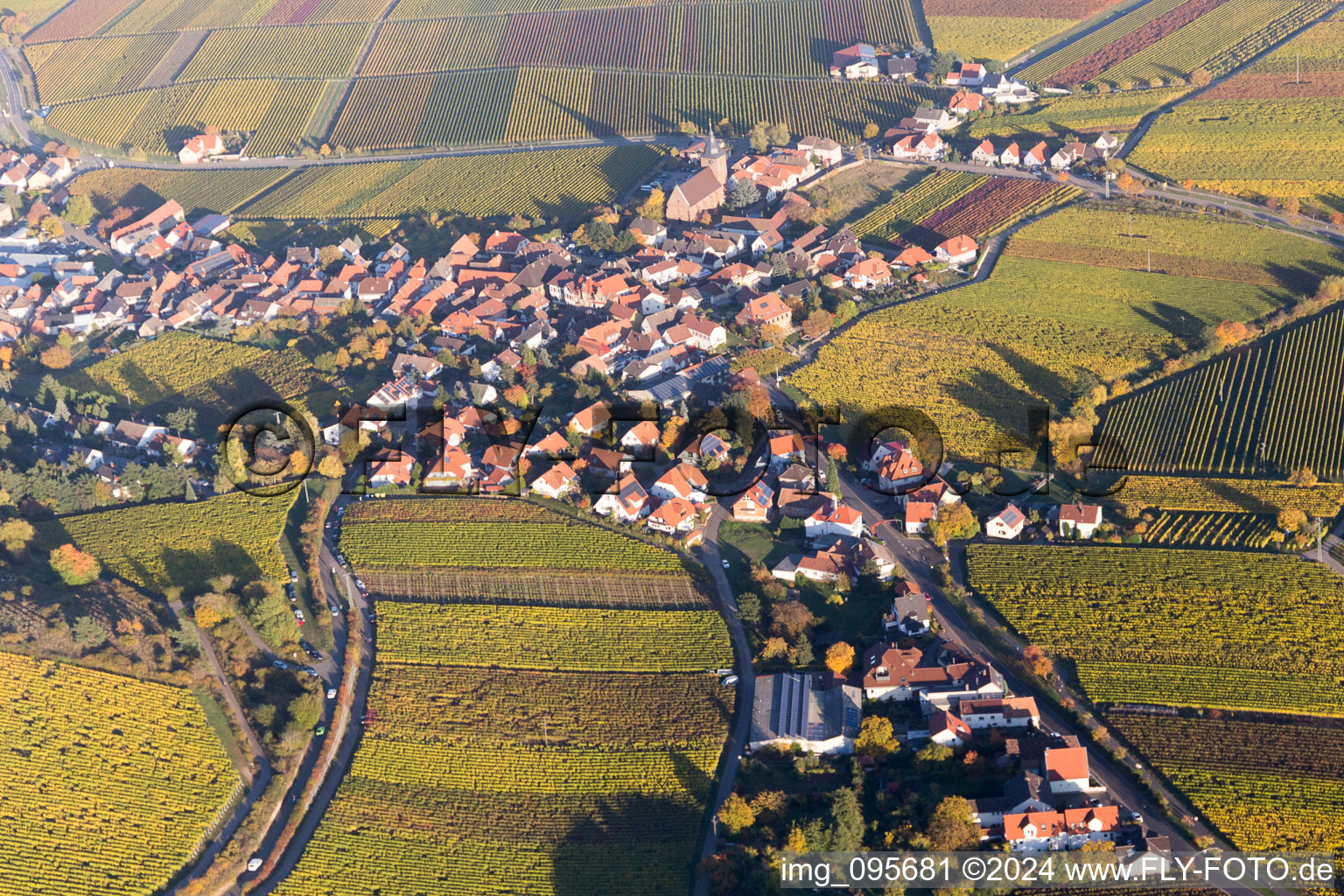 Vue aérienne de Champs agricoles et surfaces utilisables à Gleisweiler dans le département Rhénanie-Palatinat, Allemagne