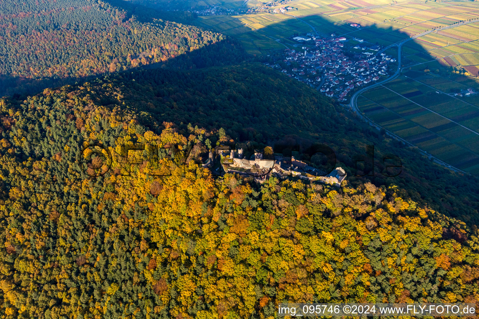 Madenbourg à Eschbach dans le département Rhénanie-Palatinat, Allemagne du point de vue du drone