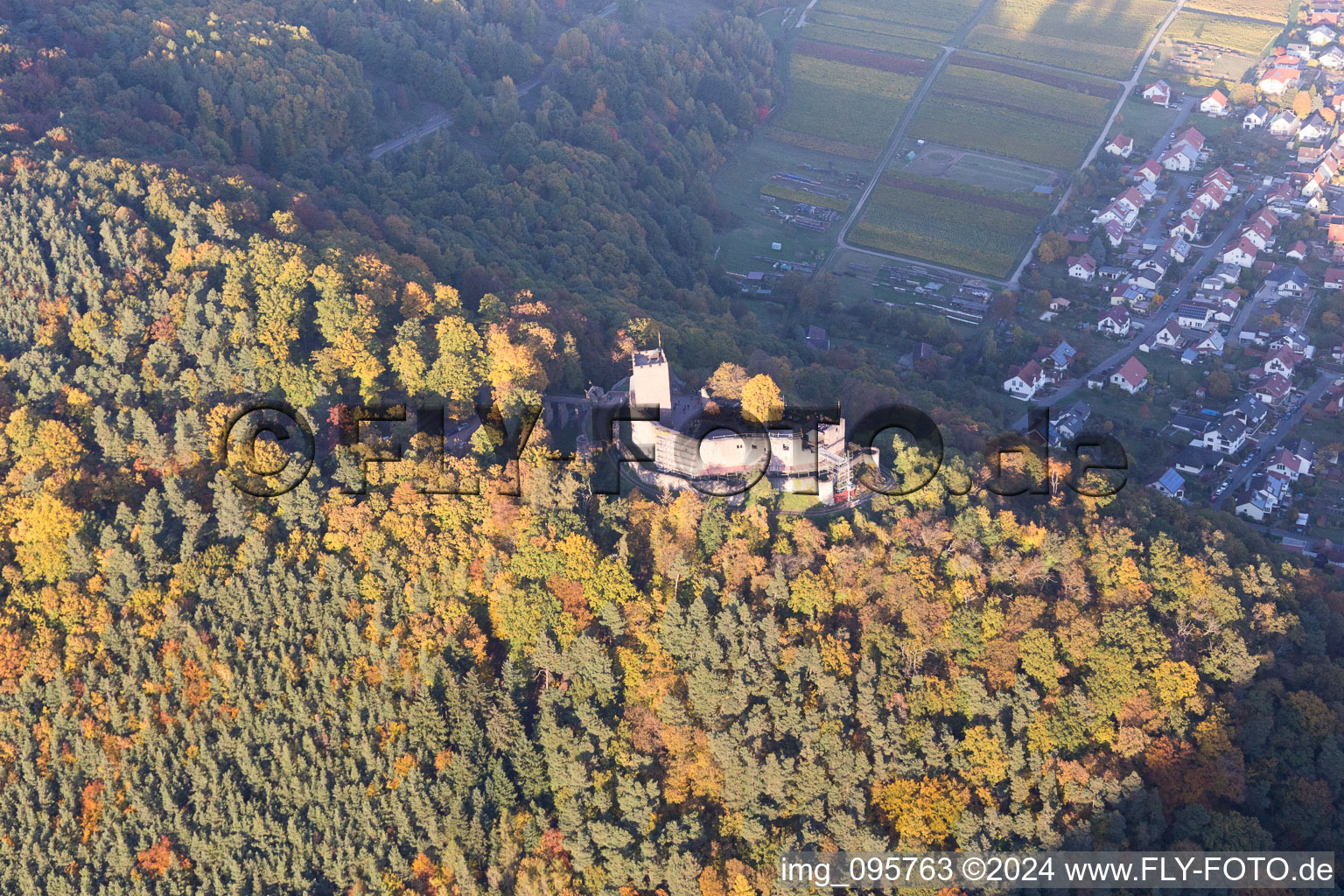 Vue d'oiseau de Klingenmünster dans le département Rhénanie-Palatinat, Allemagne