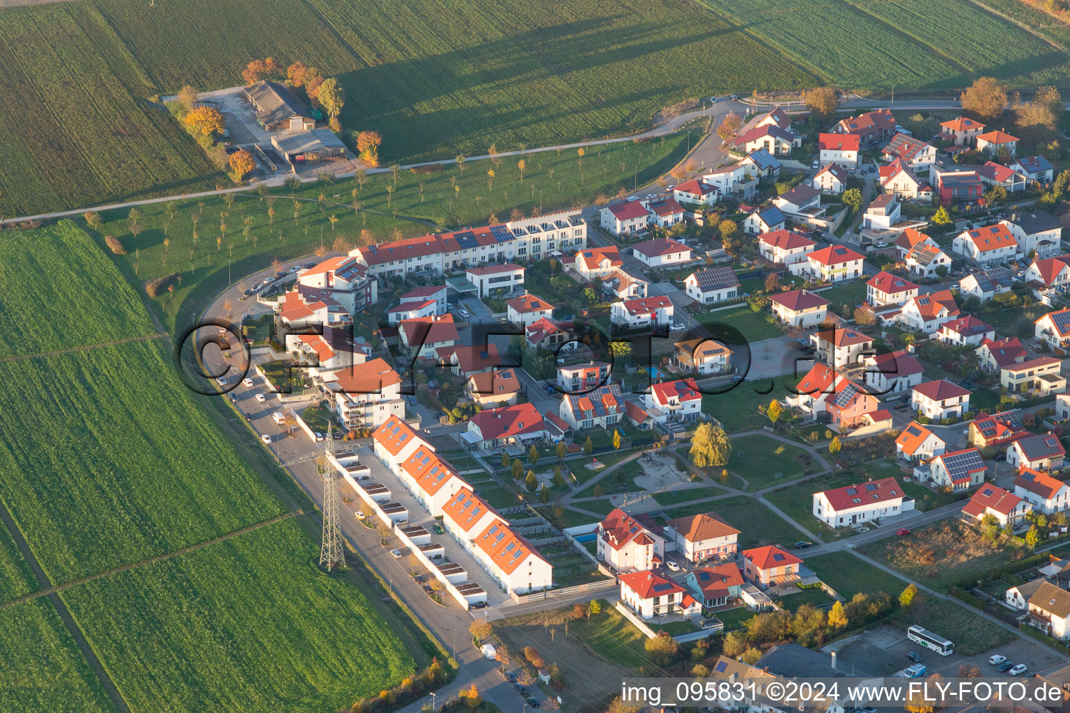 Vue aérienne de Chantiers de construction pour le nouveau quartier résidentiel d'un lotissement de maisons unifamiliales "Am Höhenwe à Kandel dans le département Rhénanie-Palatinat, Allemagne