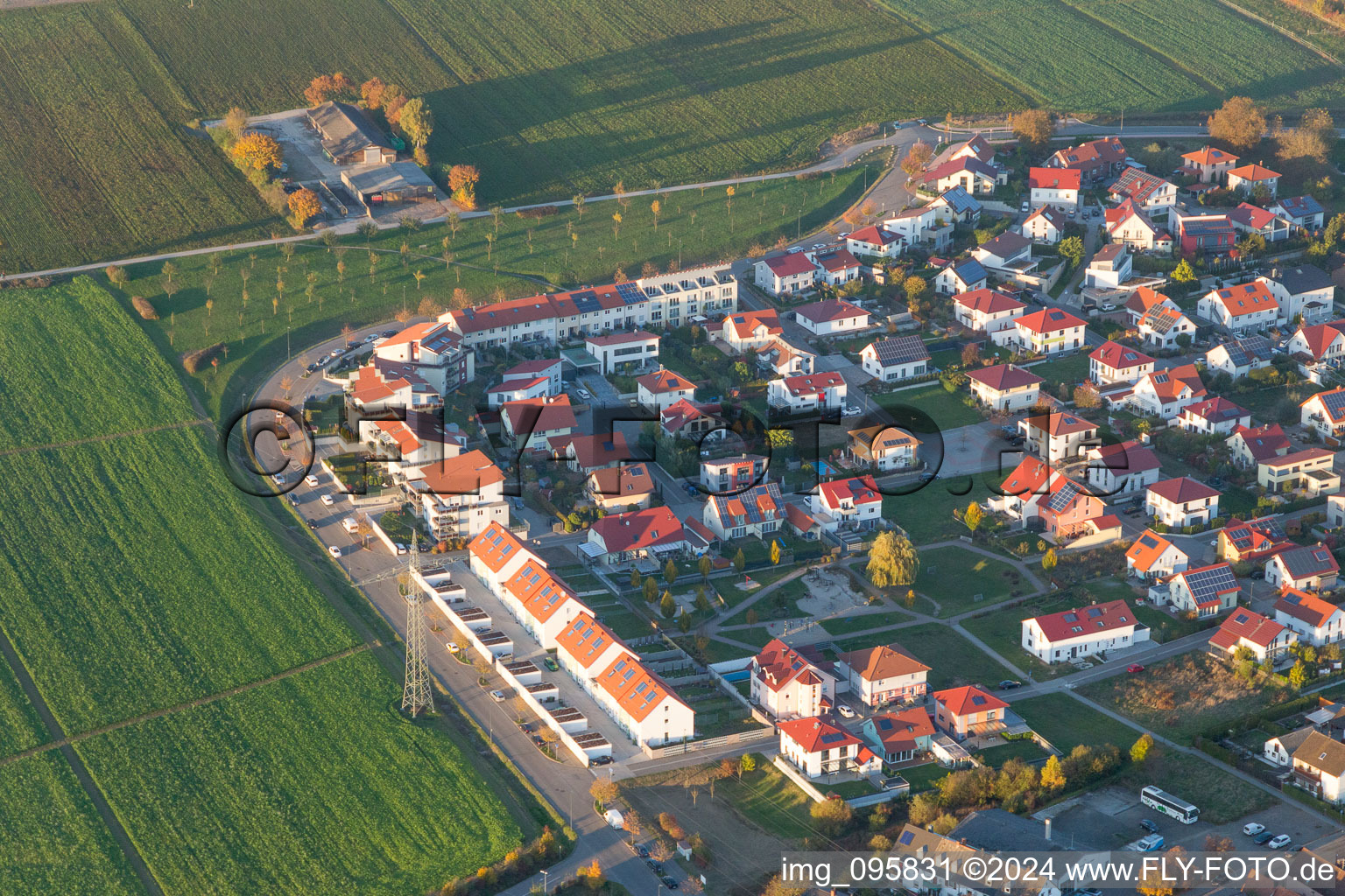 Vue aérienne de Chantiers de construction pour le nouveau quartier résidentiel d'un lotissement de maisons unifamiliales "Am Höhenweg à Kandel dans le département Rhénanie-Palatinat, Allemagne