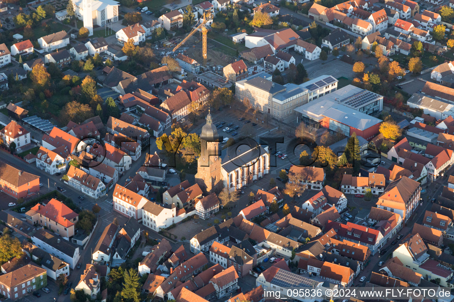 Vue aérienne de Église Saint-Georges dans le centre historique du centre-ville à Kandel dans le département Rhénanie-Palatinat, Allemagne