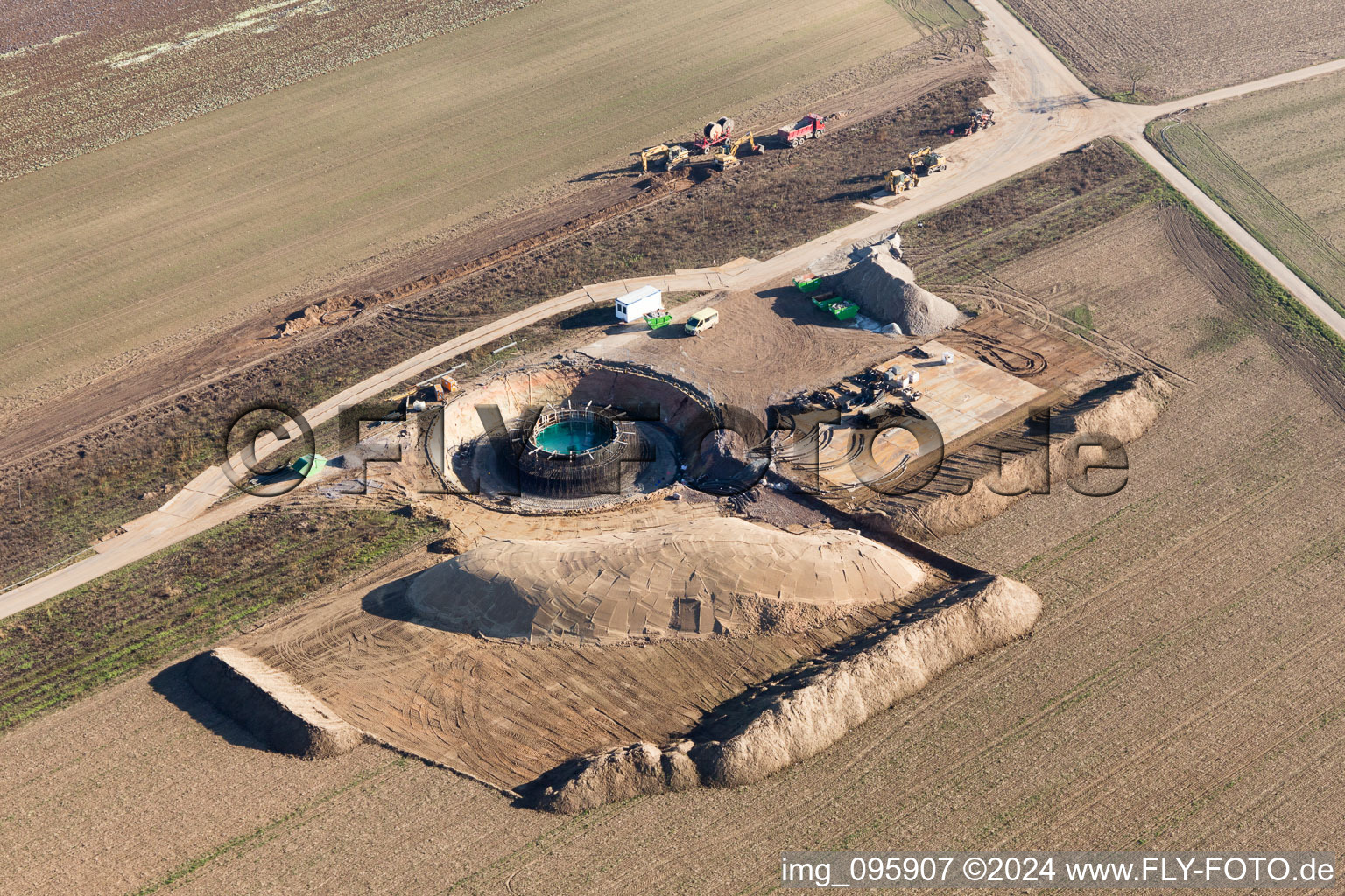 Vue aérienne de Chantier de construction pour l’assemblage de la tour d’éolienne à Hatzenbühl dans le département Rhénanie-Palatinat, Allemagne