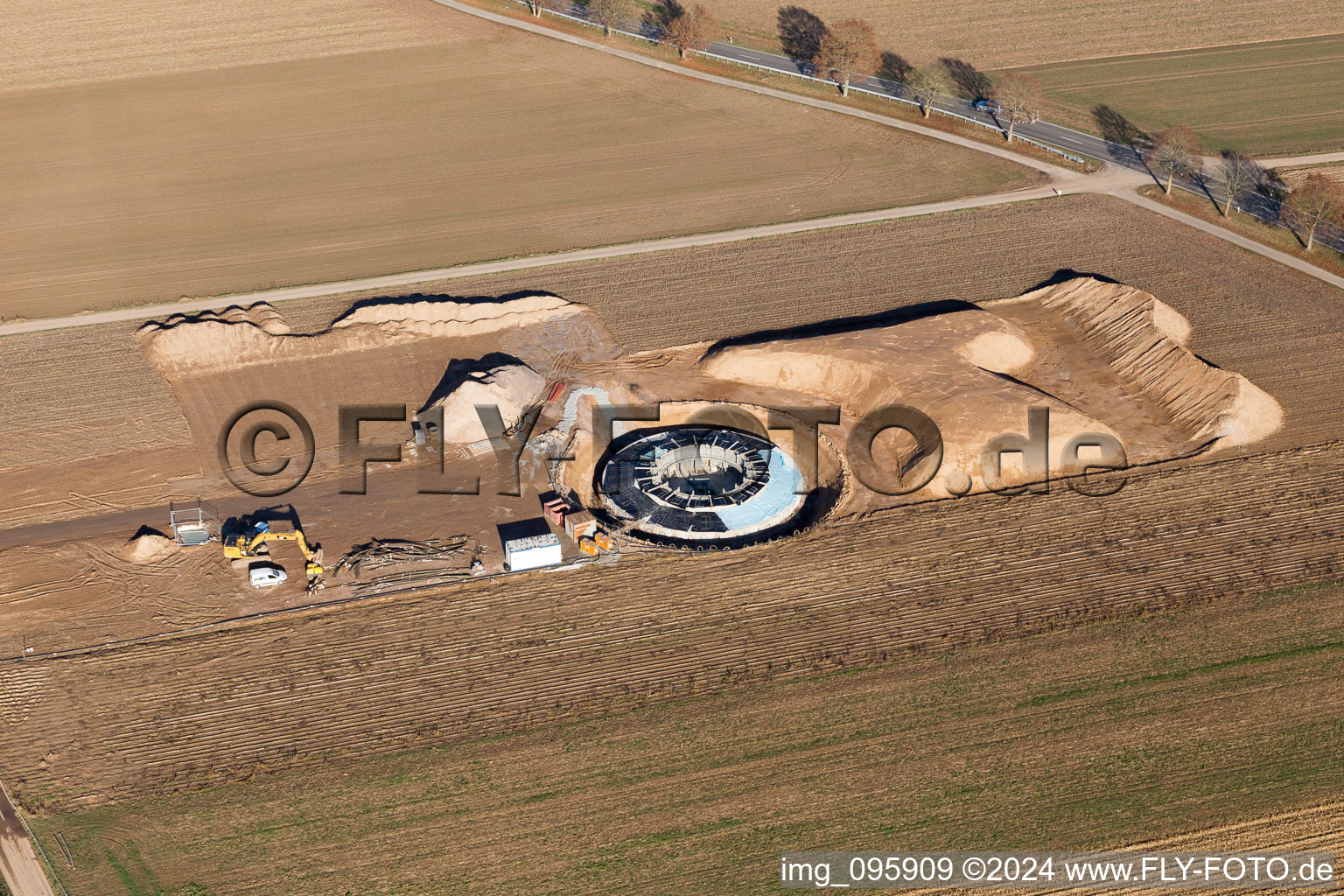 Photographie aérienne de Chantier de construction pour l’assemblage de la tour d’éolienne à Hatzenbühl dans le département Rhénanie-Palatinat, Allemagne