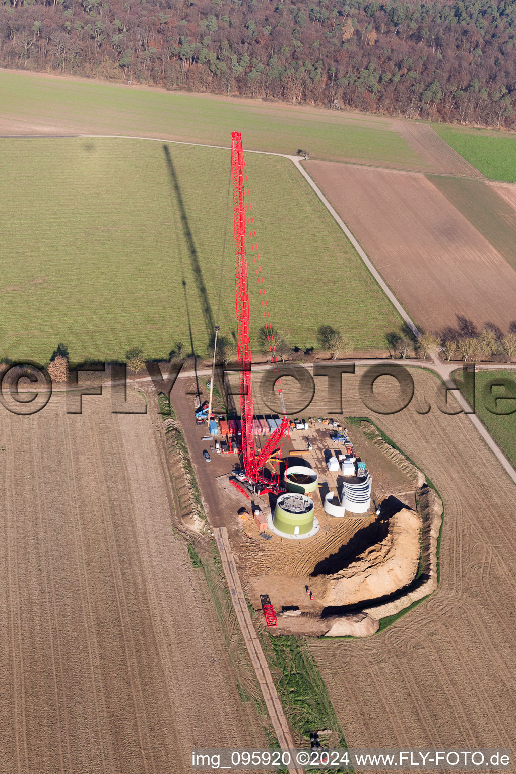 Vue oblique de Chantier de construction pour l’assemblage de la tour d’éolienne à Hatzenbühl dans le département Rhénanie-Palatinat, Allemagne