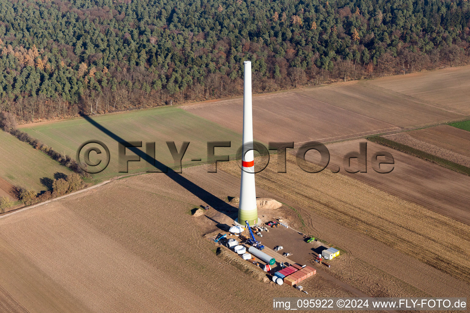 Chantier de construction pour l’assemblage de la tour d’éolienne à Hatzenbühl dans le département Rhénanie-Palatinat, Allemagne d'en haut