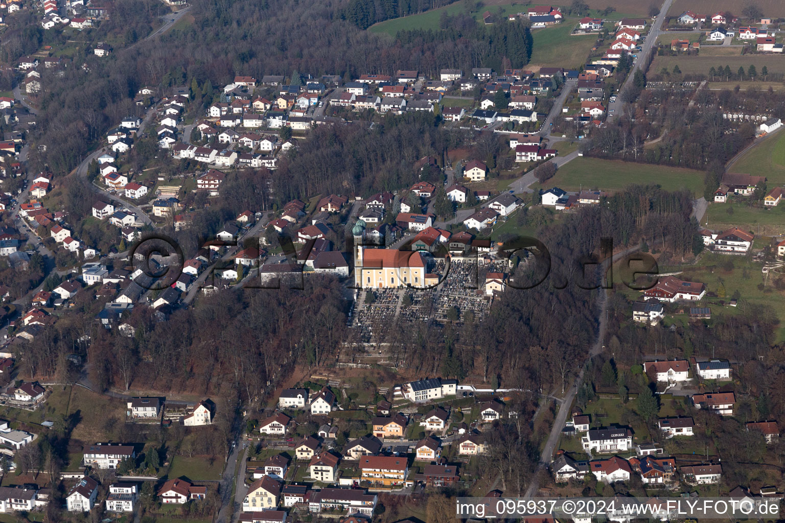 Pfarrkirchen dans le département Bavière, Allemagne vue d'en haut